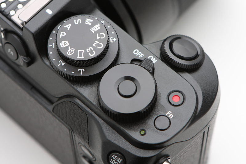左上は2段となった露出補正ダイヤルとモードダイヤル、右下は後ダイヤルで、その中央はファンクションボタン。露出補正ダイヤルと後ダイヤルは操作しやすく感じられる。