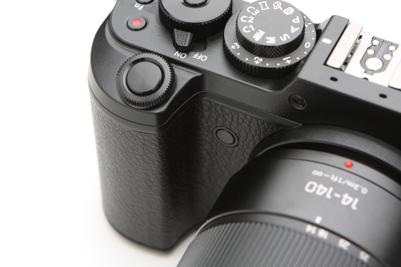 先代GX7よりも大きく、ホールドしやすくなったグリップ。シャッターボタンもグリップ上に備わる。
