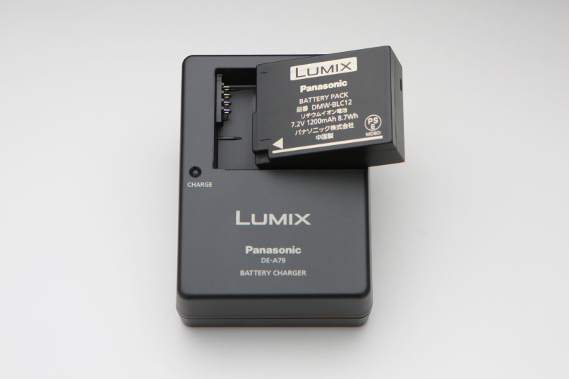 バッテリーはDMW-BLC12を使用。静止画撮影可能枚数は液晶モニター使用時約330枚、EVF使用時約310枚とする（いずれもCIPA準拠）。バッテリーチャージャーDE-A79も同梱。