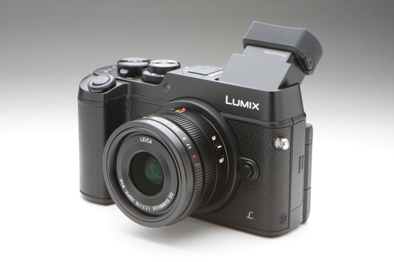 LEICA DG SUMMILUX 15mm F1.7 ASPH.を装着した状態。手ブレ補正機構を搭載しないレンズでも、GX8ならカメラ側の手ブレ補正機構が効くのが嬉しい。