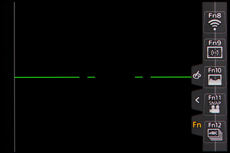 液晶モニターはタッチ式とする。タップやドラッグ、ピンチイン/ピンチアウトで画面を直感的に操作できる。Fnボタンは、タッチ操作でメニューを引き出したところにもある。