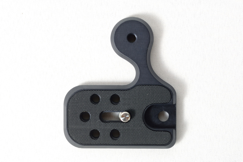 カメラ底面に装着する側はラバーが貼られていて、カメラにしっかり固定できる