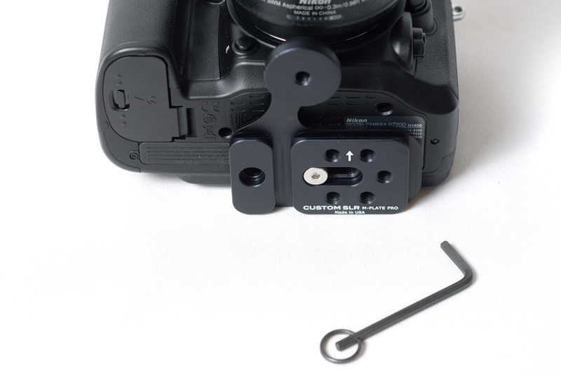 カメラに固定したところ。六角レンチが付属するので、使用時はキーホルダーにつけて持ち歩くといい