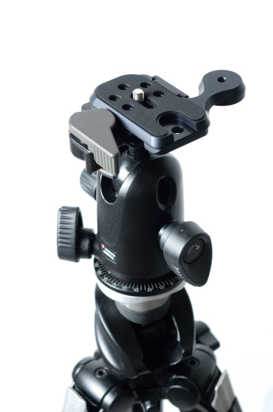 マンフロットのクラシックボール雲台「498RC2」にM-PLATE PROのみを装着したところ。マンフロット雲台のうち、RC2クイックリリースシステム対応モデルであれば、そのまま装着できる