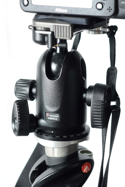 アーム部分が前に来るので、ストラップは三脚前面に。邪魔になるならば三脚にくくりつけるといいだろう。風がある場合は多少のブレ防止にもなる