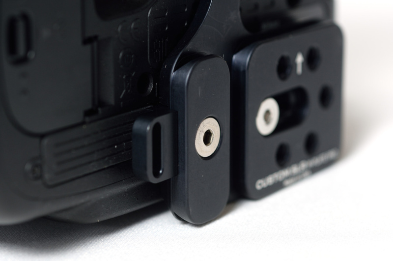 ハンドストラップ用アダプターも別売で用意されている