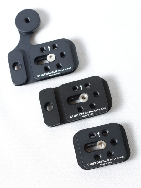 M-PLATE PROのアーム部分のないM-PLATE Slimとより小さい同Miniもある。いずれもマンフロットRC2およびアルカスイス規格雲台に使用可能で、C-Loopを接続できる。雲台に装着する場合はC-Loopを外す必要があるので、三脚の使用頻度に応じて選択したい