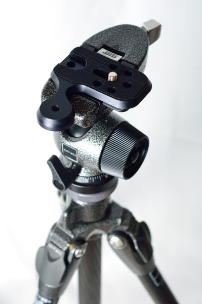 アルカスイス規格のクイックリリースプレートにも対応する。写真はジッツオのアルカスイス型「Dプロファイル」プレートのトラベラー雲台「GH1781TQD」とマウンテニア三脚「GT0532」