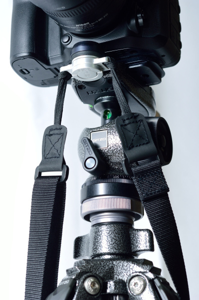 ただし、雲台の形状には要注意。M-PLATE PROのアーム部分が干渉しないものならば装着できる。ジッツオのアルカスイス型「Dプロファイル」プレートのトラベラー雲台「GH1781TQD」は装着可能だが、M-PLATE PROのアーム部分がC-Loopをつけたままでは取り付けにくかった