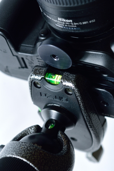 ただし、雲台の形状には要注意。M-PLATE PROのアーム部分が干渉しないものならば装着できる。ジッツオのアルカスイス型「Dプロファイル」プレートのトラベラー雲台「GH1781TQD」は装着可能だが、M-PLATE PROのアーム部分がC-Loopをつけたままでは取り付けにくかった