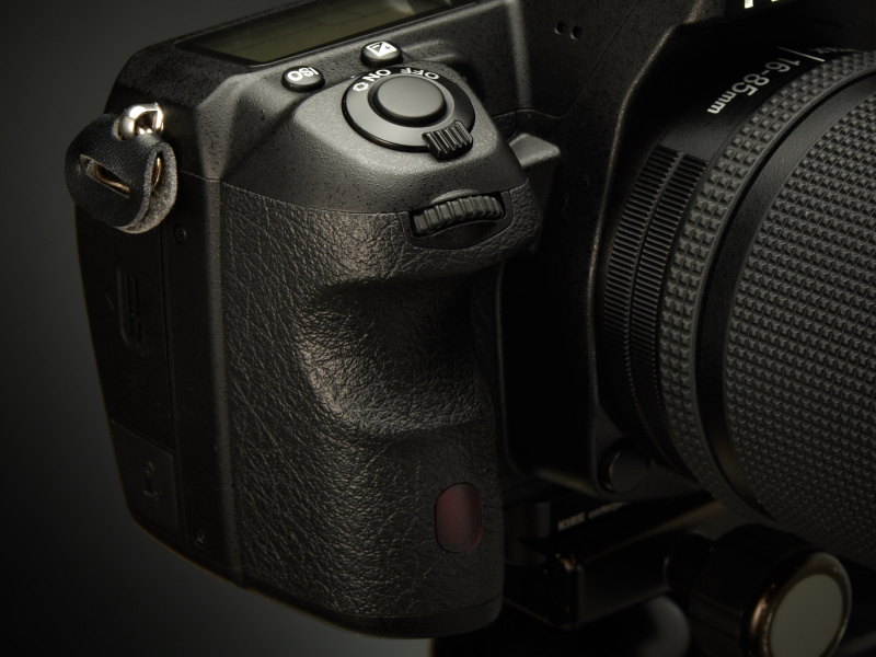 深いフィンガーグルーブが刻まれたグリップは、確実なホールディングを保証する。