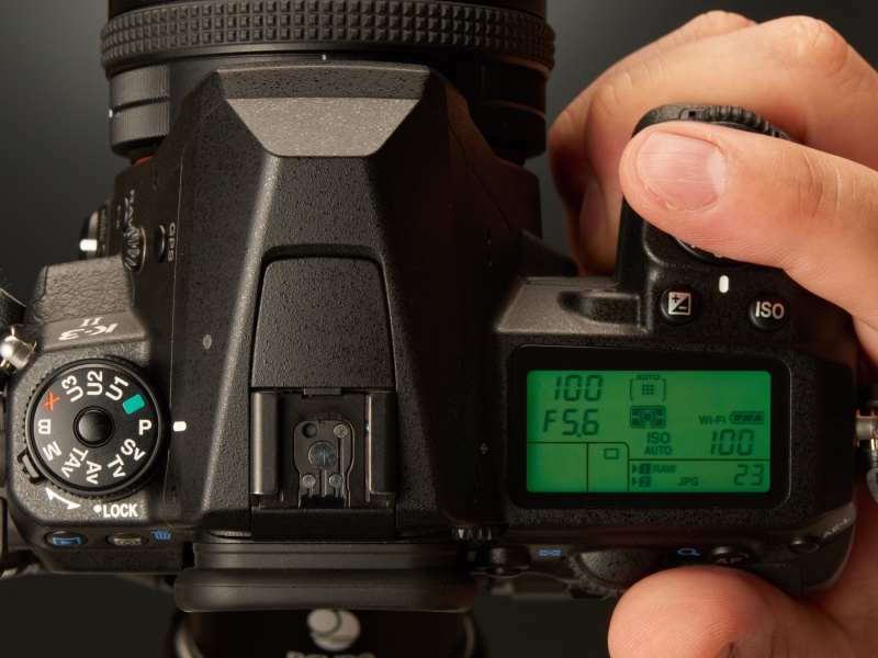 Pモードでの露出計の指示は F5.6・1/100秒。