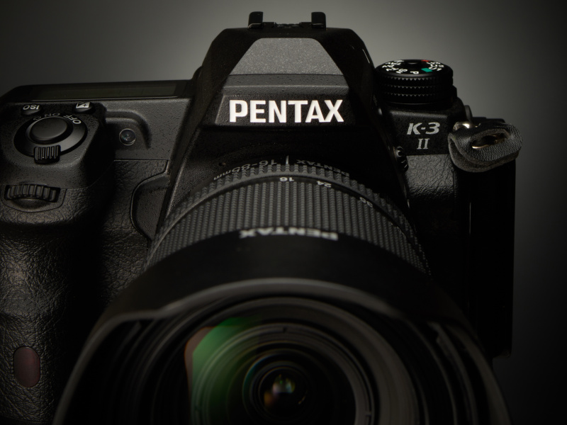 PENTAXのブランドネームは、一眼レフの魂である「ペンタプリズム」を象徴する。