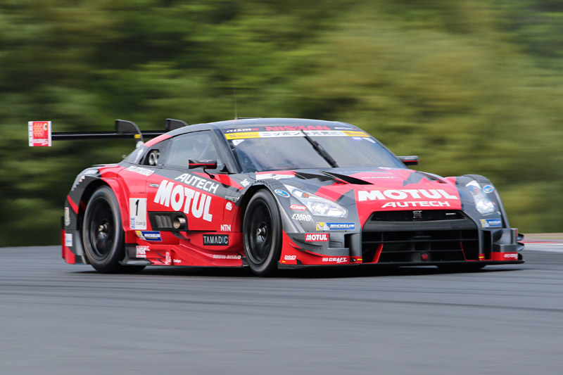 今シーズンミシュランタイヤを装着する1号車「MOTUL AUTECH GT-R」（写真左）と46号車「S Road MOLA GT-R」（写真右）の2台