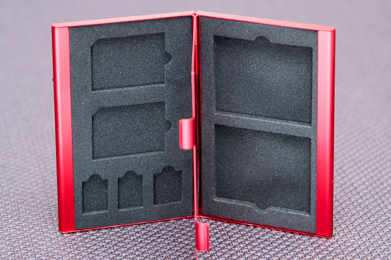 CFカードやSDカード、マイクロSDカードを収納可能