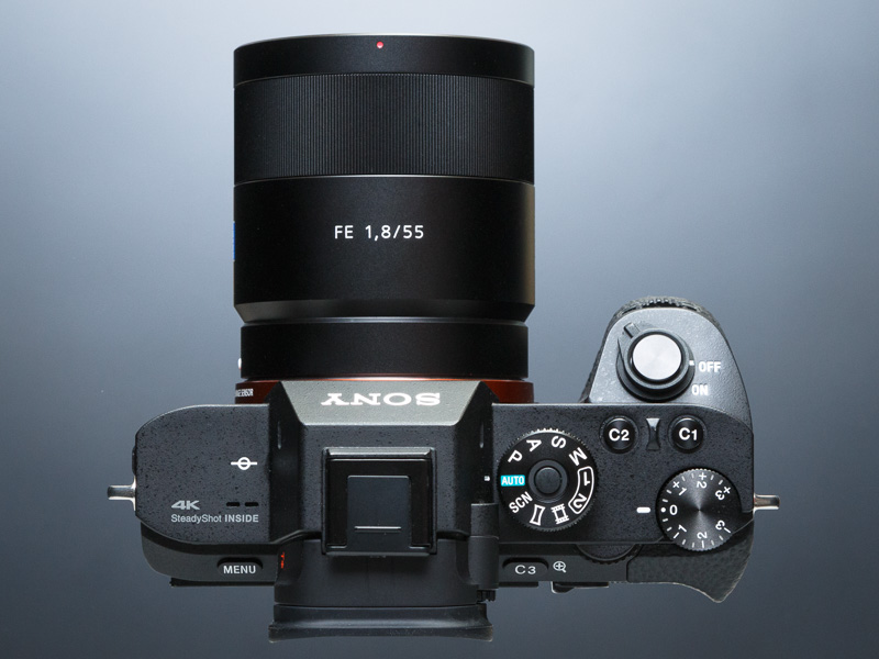 ファインダー上部には、ISO標準ホットシューと互換性のあるマルチインターフェースシューを装備。モードダイヤルには、これまではなかったロック機構が備わっている