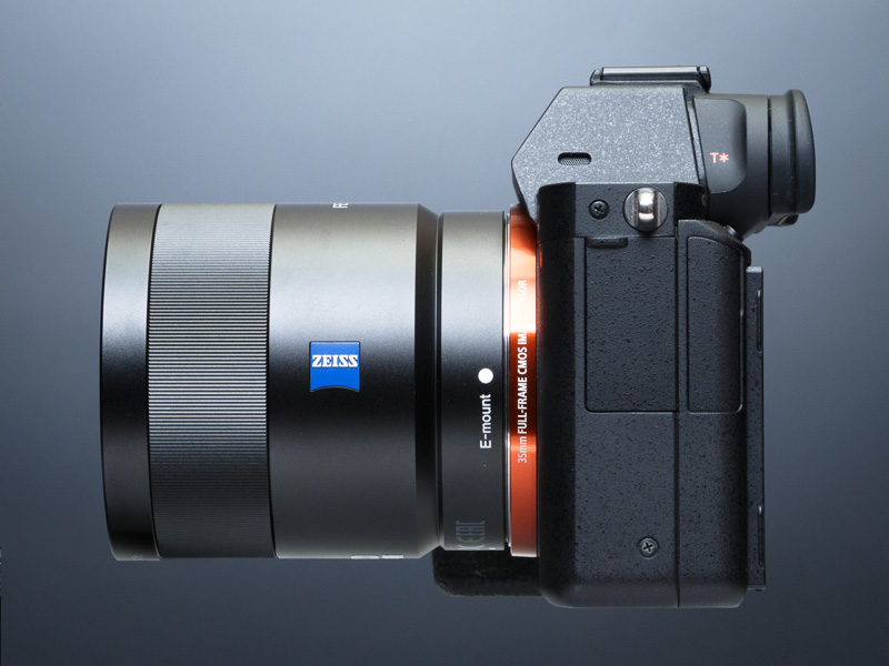 アイピースカップには、より薄型で付け心地が向上した新タイプの「FDA-EP16」が標準付属。接眼部には「T*コーティング」の印が刻まれている