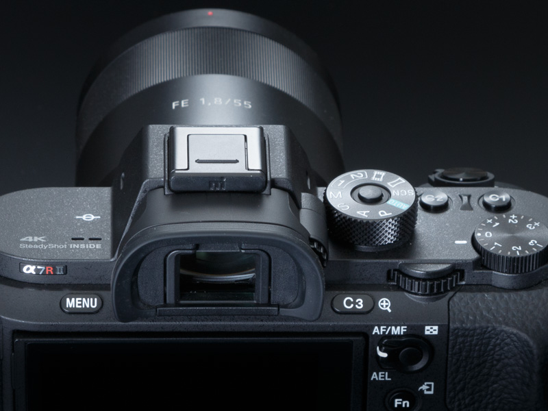 ファインダー倍率は世界最大をうたう0.78倍。精細感も高く、細部のピントやボケの状態をしっかりと確認しながら撮影できる