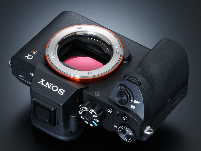 一般的なレンズ内補正が採用する角度ブレ（ピッチ/ヨー）の補正に、シフトブレ（X軸/Y軸）と回転ブレ（ロール）の補正を加えた5軸手ブレ補正機構を内蔵。装着する全レンズで機能する