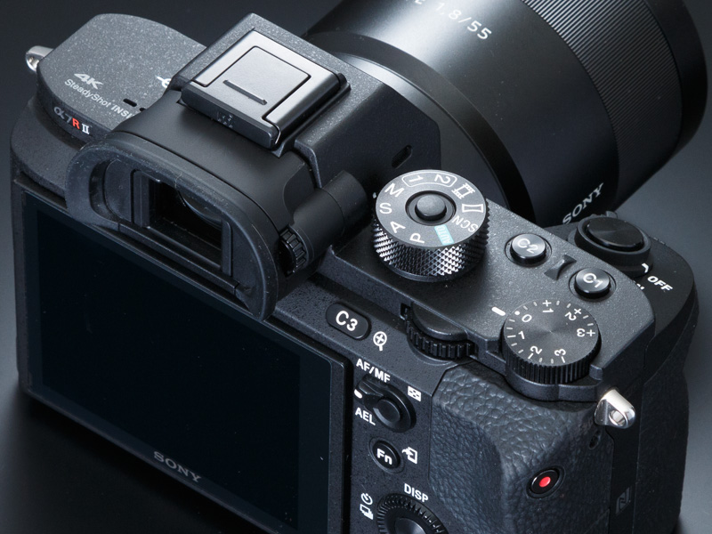 モードダイヤルではオートからマニュアルまで8モードを選択でき、「1」および「2」の位置にセットした場合は、前もって登録した撮影モードを素早く呼び出せる