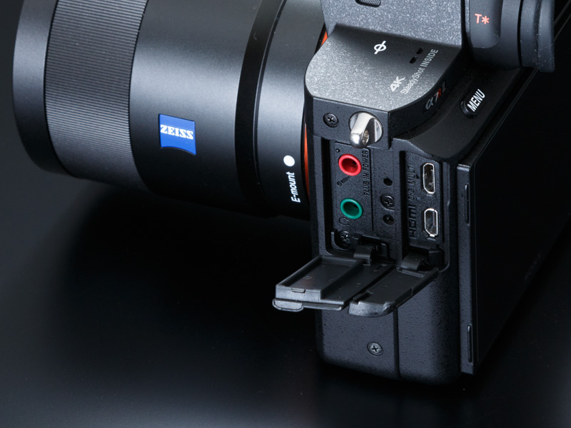 側面のカバー内にはマイク端子、ヘッドフォン端子、マルチ/マイクロUSB端子、HDMIマイクロ端子を装備。USB給電や、外部モニターで映像を確認できるHDMI同時出力に対応する