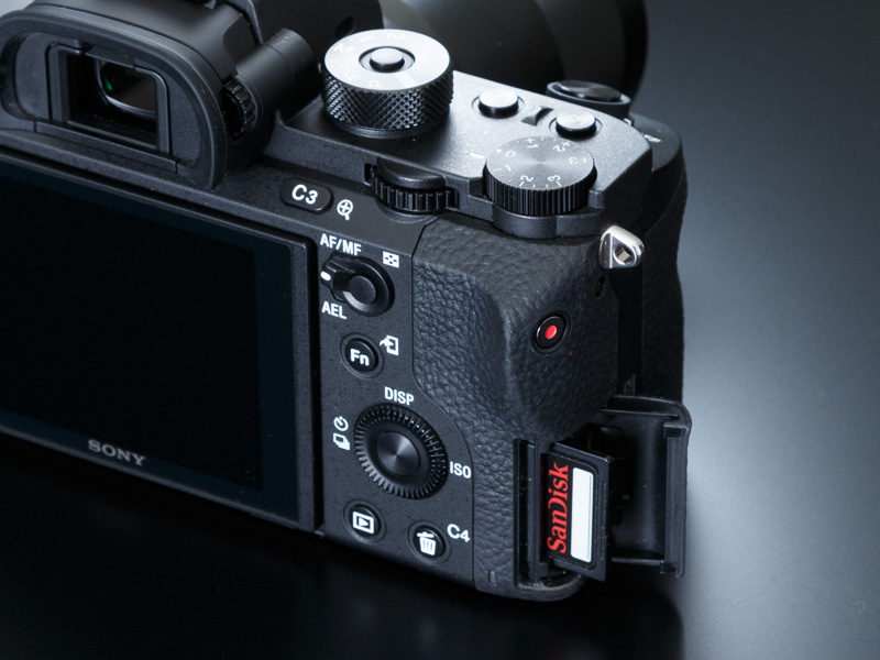 記録メディアには、SDXC/SDHC/SDメモリーカード、およびメモリースティックPROデュオなどが使える