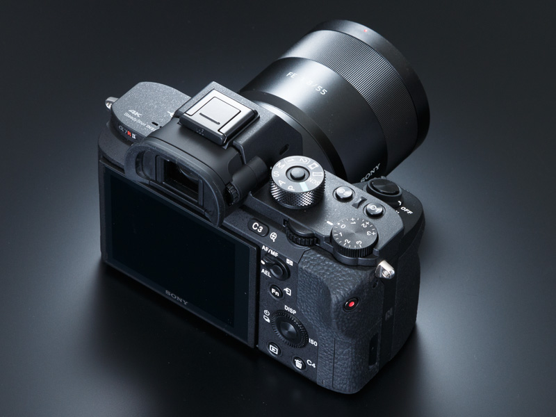 標準レンズ「Sonnar T* FE 55mm F1.8 ZA」を装着