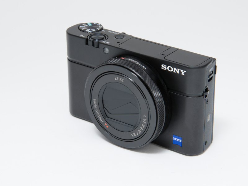 電源オフ時。コンパクト機はキャップ不要のレンズバリア内蔵が使いやすい。