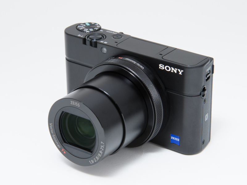 電源オン、24mm相当位置。鏡筒が長く伸びている。