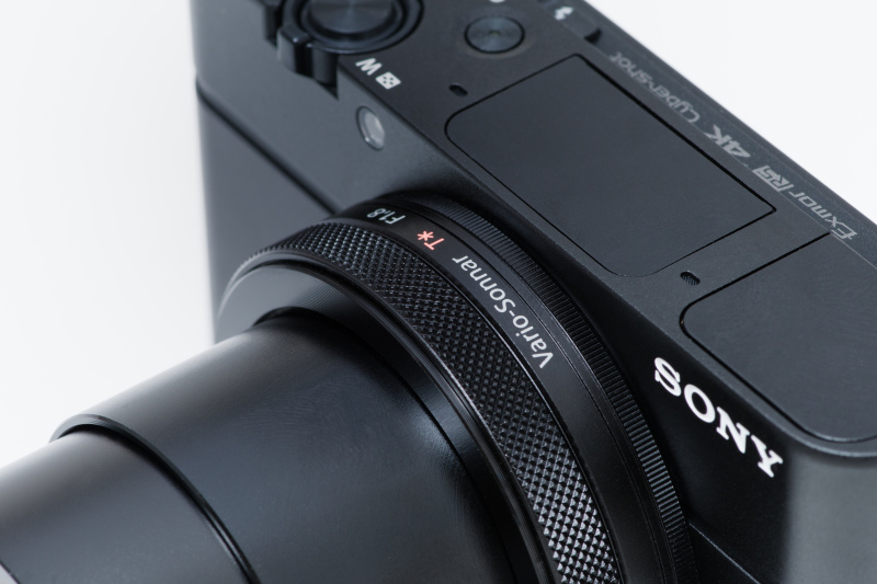 コントロールリングにより、マニュアル感覚のカメラらしい操作が味わえる。リングの太さも十分あり回しやすい。