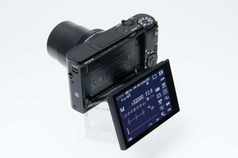 背面の液晶モニターはチルト式。ローアングル、ハイアングル、正面に向けての自分撮りも楽に行える。