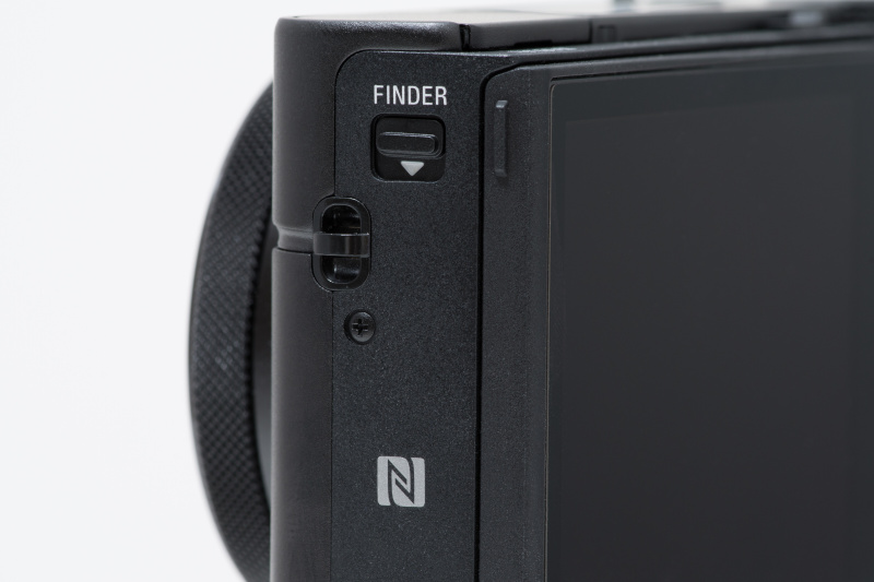 左側面にEVFのポップアップレバーを備える。また無線LAN機能を持ち、NFCペアリングにも対応している。対応スマートデバイスとの連携もスムーズだ。