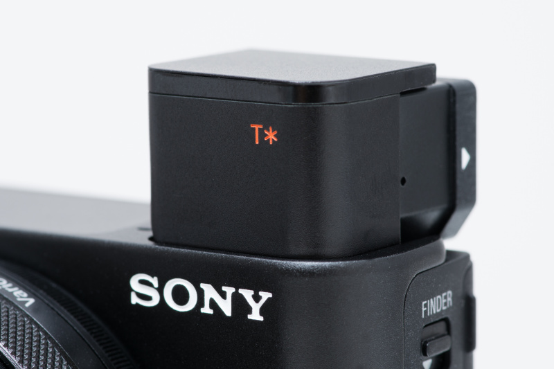 EVFの正面には、ツァイスT*コーティングを示すT*マークが見える。