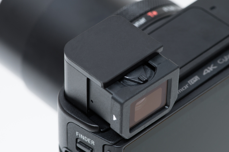 アイピース上面に、視度調整レバーを備えている。