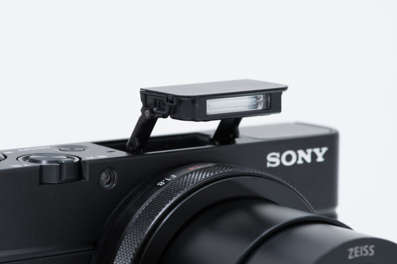 本体上面、レンズの光軸と平行に内蔵ストロボを搭載。ISO12800では、ワイド側で約20.4mまで光が届く。
