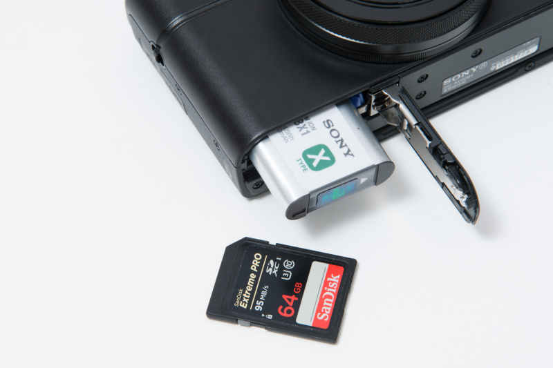 バッテリー室にメモリーカードスロットも併設。バッテリーは液晶モニター使用時で、約280枚の撮影が可能。SDカードは、4K動画の100Mbpsで撮影する場合は、高速なU3対応カードを使用する。