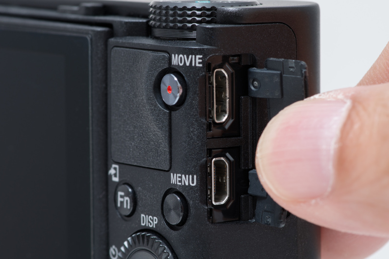 右側面には端子を備える。上がmicro USB端子、下がHDMI端子だ。