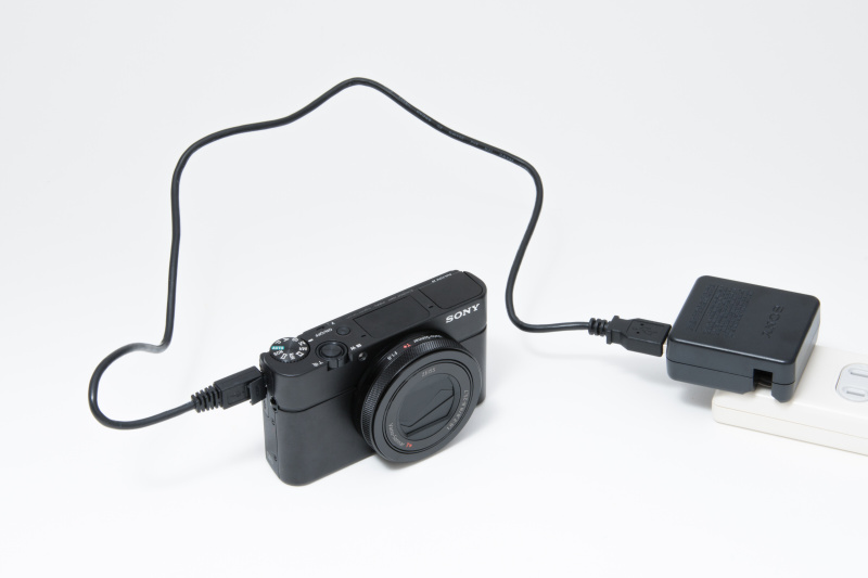 micro USB端子から充電可能。いちいちバッテリーを抜くことなく、パソコンなどのUSBポートからも充電できる。