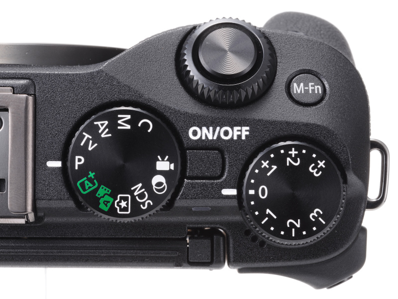 <strong class="">EOS M3のダイヤル部</strong><br class="">モードダイヤルや露出補正ダイヤルを装備していて、直感的に素早い操作を実現。グリップの握りも深くなり、大きめのレンズを装着しても安定したホールディングが可能だ