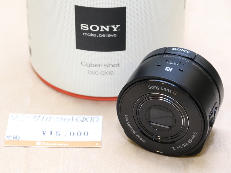 <strong class="">ソニー／サイバーショットDSC-QX10</strong><br class="">光学10倍ズームを搭載するレンズスタイルカメラ。スマートフォンと連携して使用する。有効1820万画素。1/2.3インチ裏面照射型CMOSセンサーを搭載する。（スズキカメラ商会）