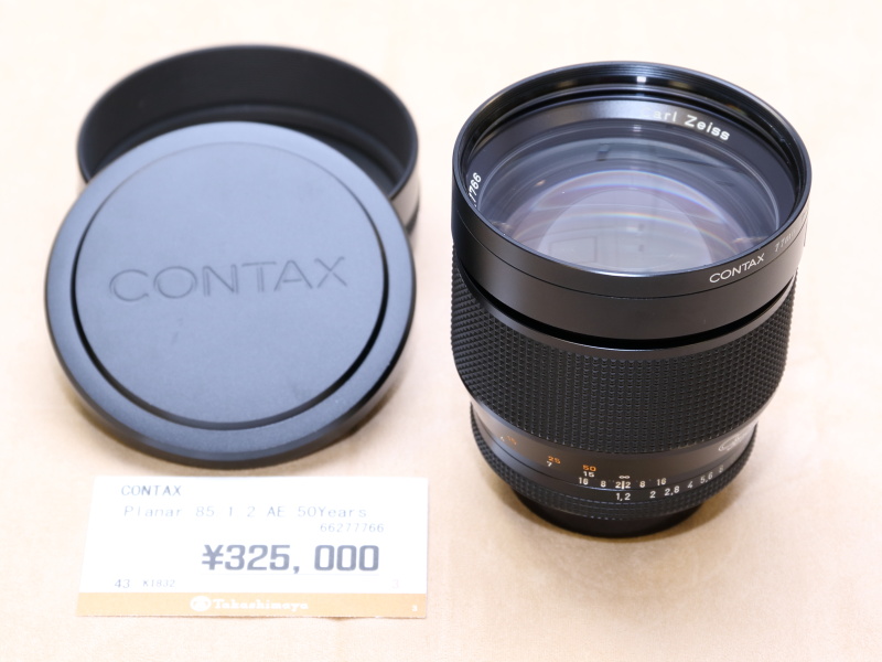 <strong class="">コンタックス／Planar T* 85mm F1.2 AE50years</strong><br class="">1982年にコンタックス発売50周年を記念して限定販売された大口径中望遠レンズ。フォーカスリングには50周年のロゴが入る。フローティング機構の搭載も本レンズの特徴だ。（ワカイカメラ）