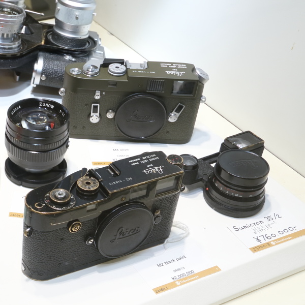 その販売価格に驚かされる希少なライカが展示されたショーケース。クラシックカメラ博は見るだけでも一見の価値があるカメラ即売会だ。（ライカショップ）