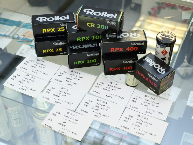 <strong class="">CURA／Rolleiフィルム各種</strong><br class="">CURAブランドの取扱元である3i（サンアイ）が日本の代理店となったローライブランドのフィルム。ISO25、ISO100、ISO400のモノクロフィルム（135および120）、赤外線フィルム（同）、ISO200のリバーサルフィルム（120）を今後販売する。
