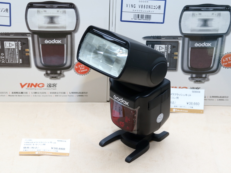 <strong class="">KPI／GODOX VINGフラッシュキット（V860C）</strong><br class="">本格的な撮影アクセサリーを取り扱うKPIも出店。写真はGODOXの大光量クリップオンストロボのキット。専用のリチウム充電池を使用するため、チャージが速く、電池の持ちもよい。