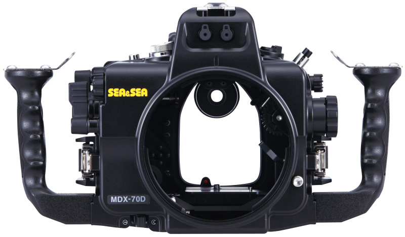 SEA&amp;SEA MDX-70D（実勢価格34万3,000円前後）<br class="">適度に重厚感のある造りで信頼性もあり、グリップのホールド感も良い。主に素潜りで水中撮影を行う私にとって、違和感なく素早い操作が可能なことや、水中での取り回しが良い点がありがたい