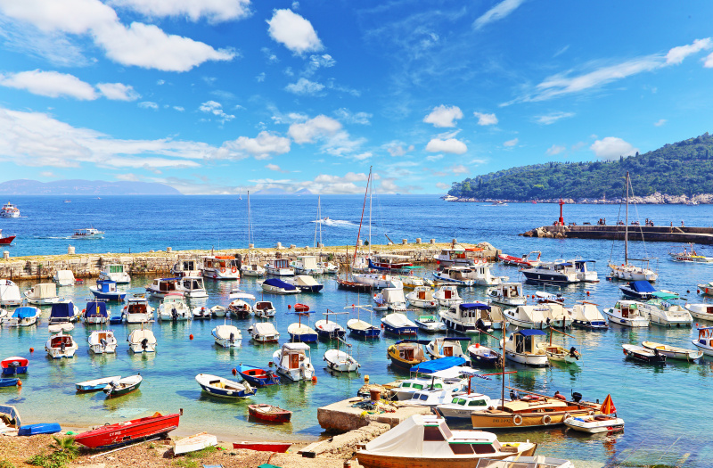 キヤノンEOS 6D／EF 24-105mm F4L IS USM／35mm／シャッター優先AE（F8、1/320秒、+1.0EV）／ISO 400／WB：太陽光<br class="">長距離バスに乗車中で外に出られなかったため、目の前にある絶景をガラスの反射がなく、ぶらさずきれいに撮るように心掛けた。外国の突き抜けた青空とアドリア海の海色をコントラストの高いビビットな色合いで表現した