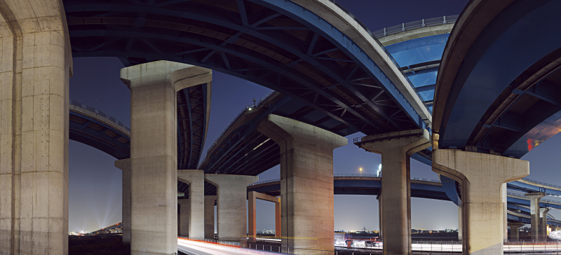 ニコン D700／AI AF Nikkor 50mm f/1.4D／50mm／マニュアル露出（F8、40秒）／ISO 200／WB：晴天／ステッチによる合成<br class="">京都にある第二京阪道路と京滋バイパスのジャンクション。もともと巨椋池（おぐらいけ）があった場所で、周囲には建物がほとんどなく、不思議な感じだ。比較的新しいジャンクションで、橋脚のデザインも気が利いていてカッコ良い