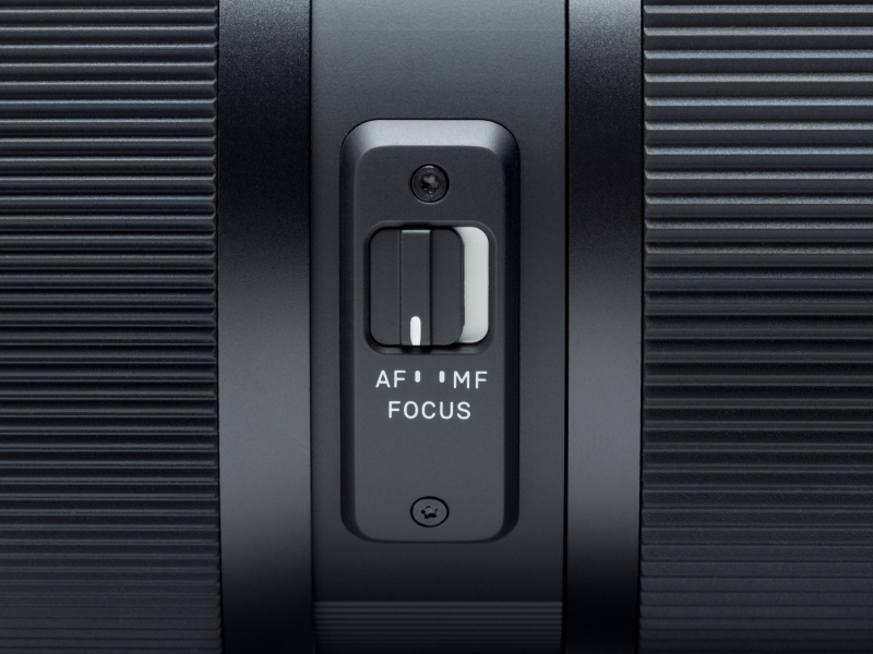 レンズ鏡筒にはAF/MF切り替えスイッチのみがある。なおこのレンズに手ブレ補正機構は搭載されていない