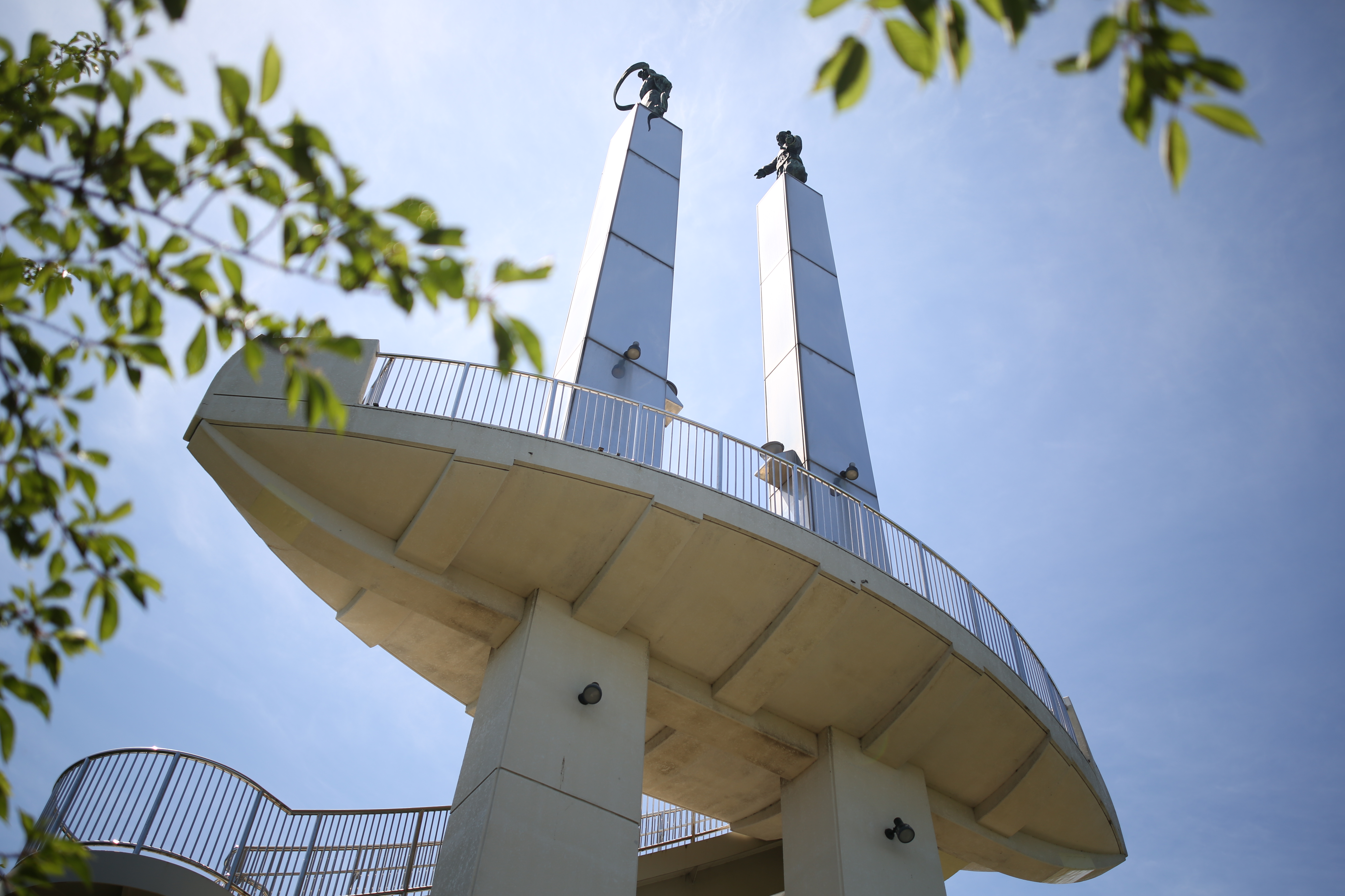 太陽が画面外にある逆光で撮影。EOS 5D Mark III / 1/2,500秒 / F2 / 0EV / ISO100 / マニュアル露出 / 35mm