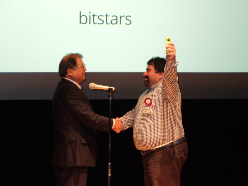 受賞の瞬間をTHETAで撮影